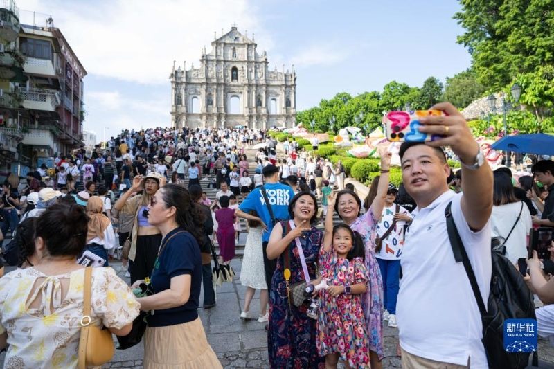 10月1日，游客在澳門大三巴牌坊前游覽。（圖源：新華社）