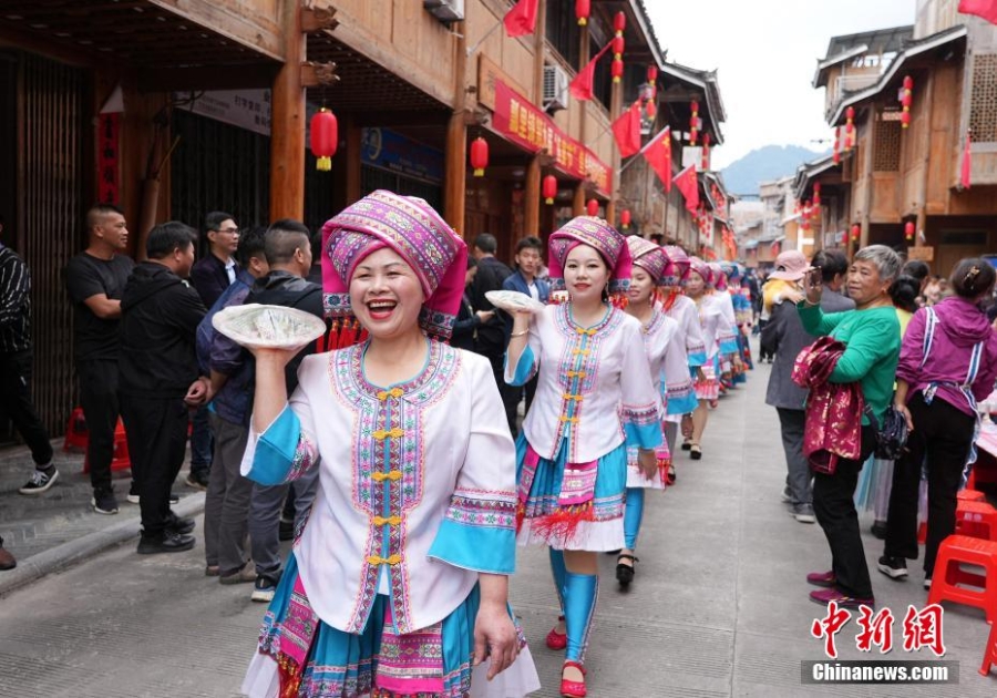 龍勝：萬(wàn)人共慶魚宴節(jié) 長(zhǎng)桌上話豐年