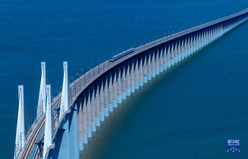 一列運行試驗車組駛過福廈高鐵湄洲灣跨海大橋（9月19日攝，無人機照片）。新華社記者 魏培全 攝