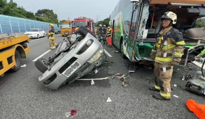 臺(tái)灣高速公路發(fā)生游覽車車禍