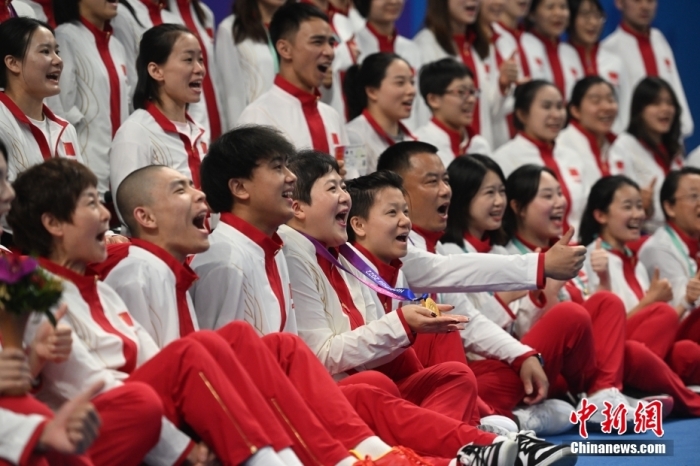 10月27日，杭州亞殘運(yùn)會游泳項(xiàng)目的比賽全部結(jié)束，中國隊(duì)共獲得56金52銀42銅，隊(duì)員們在賽后進(jìn)行慶祝。圖為中國隊(duì)隊(duì)員歡呼、合影。<a target='_blank' href='/'>中新社</a>記者 王剛 攝