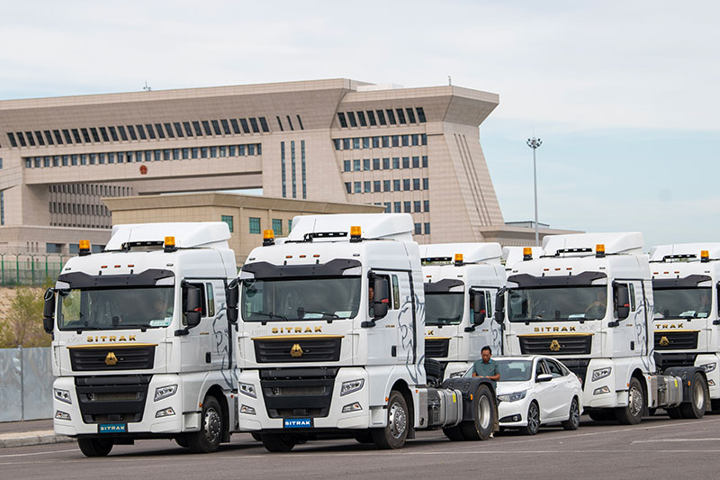 9月6日，在霍爾果斯公路口岸等待出口的車輛。（圖源：新華社）