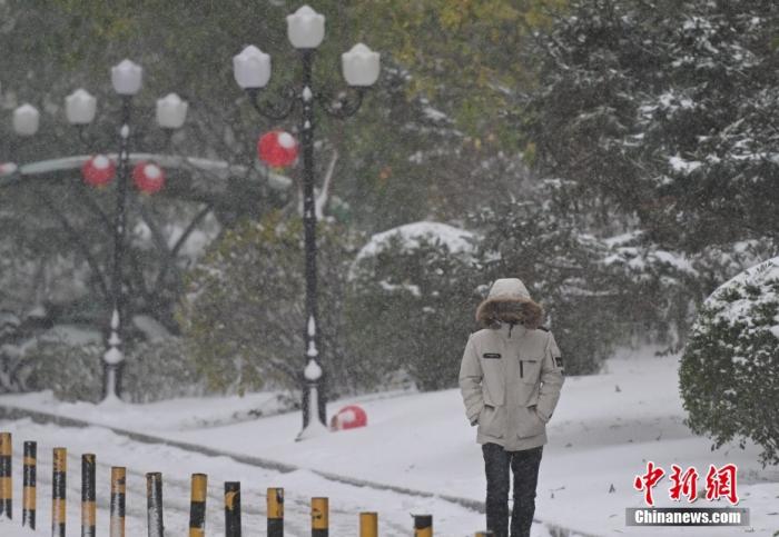 圖為市民在雪中出行。 <a target='_blank' href='/' >中新網(wǎng)</a>記者 于海洋 攝