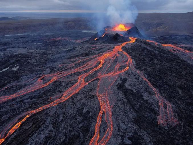 資料圖，2021年法格拉達(dá)爾火山爆發(fā)。圖源：視覺(jué)中國(guó)