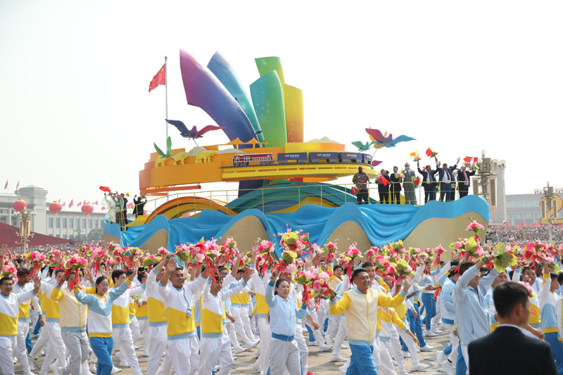 2019年10月1日上午，慶祝中華人民共和國成立70周年大會在北京天安門廣場隆重舉行。這是群眾游行中的“人類命運共同體”方陣。（圖源：新華社）