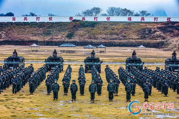 1.官兵整齊列陣參加開訓(xùn)動員會。 黃卓森  攝_副本