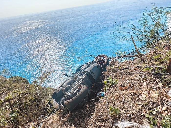 有民眾發(fā)現(xiàn)一輛摩托車懸掛在臺9線公路一處懸崖邊。 圖片來源：臺灣“中時新聞網(wǎng)”