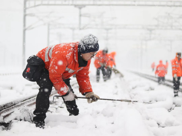 工作人員對鐵路道岔采取除雪等措施。