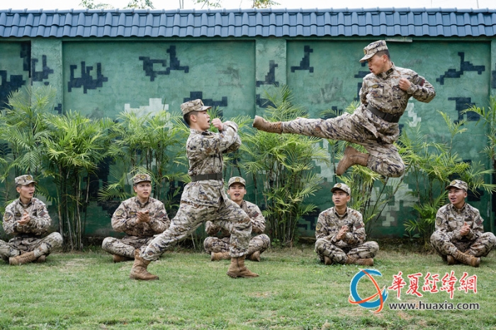 圖4、官兵正在進(jìn)行擒敵技法訓(xùn)練（李慶  攝）_副本