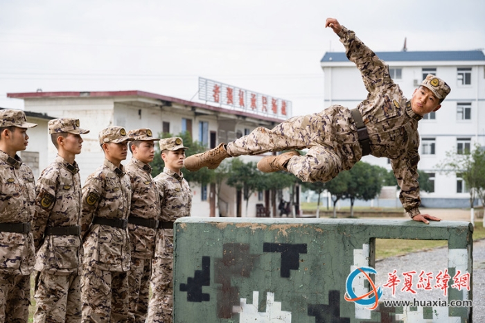 圖6、官兵在進(jìn)行通過(guò)矮墻障礙訓(xùn)練（李慶  攝）_副本