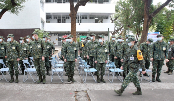 臺軍抵達成功嶺營區(qū)報到后開始8周入伍訓練