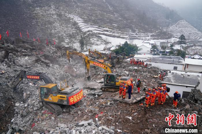 1月23日，云南省昭通市鎮(zhèn)雄縣塘房鎮(zhèn)涼水村山體滑坡搜救現(xiàn)場，人機配合正在實施搜救。中新社記者 劉冉陽 攝