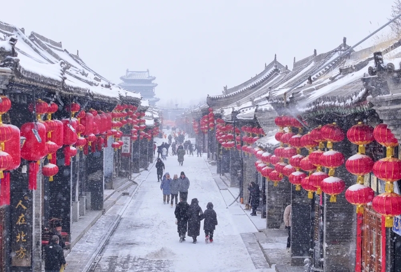 這是2月1日拍攝的雪中的山西晉中平遙古城。受寒潮天氣影響，我國多地迎來降溫降雪。（圖源：新華社）