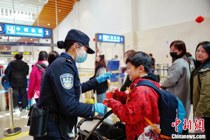 2月10日，福州出入境邊防檢查站移民管理警察向入境臺胞贈送中國結(jié)?！钴?攝