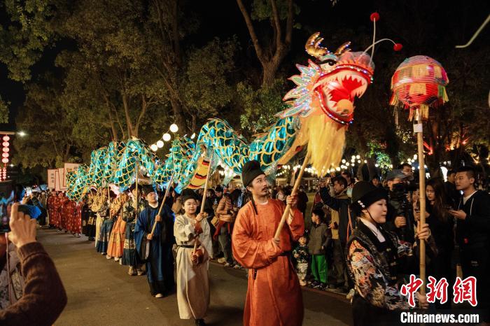 圖為桃園燈會中，漢服演員進行巡游。黃曉煒 攝