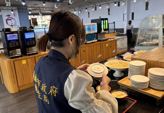 高雄楠梓一家知名連鎖火鍋店遭民眾上網(wǎng)爆料有蟑螂出沒(méi)