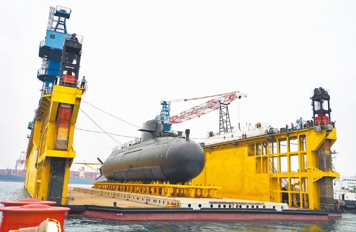 臺(tái)造潛艦“海鯤號(hào)”完成浮船作業(yè)1