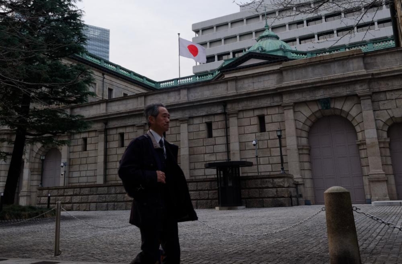 3月19日，一名行人從日本東京的日本銀行總部前走過。（圖源：新華社）