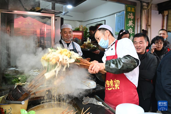 近日，天水市秦州區(qū)的天水名優(yōu)小吃城一麻辣燙店，商家為游客加工麻辣燙。 新華社記者 范培珅攝