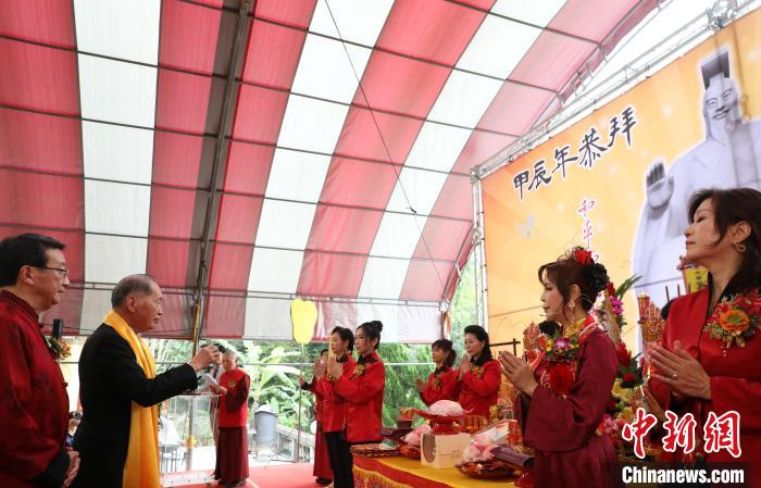 4月11日，臺灣甲辰年恭拜軒轅黃帝大典在臺灣桃園黃帝雷藏寺舉行，中國國民黨前副主席陳鎮(zhèn)湘(左二)擔(dān)任主拜官。中新社記者 劉舒凌 攝