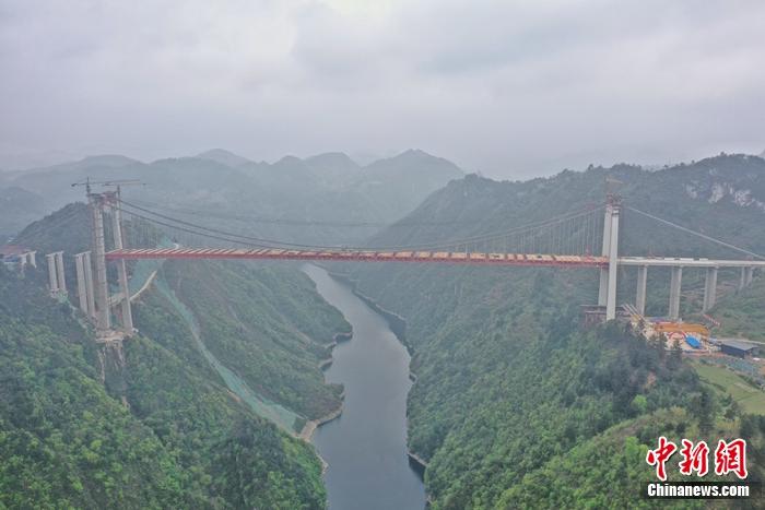 圖為航拍陽(yáng)寶山特大橋。趙磊 攝