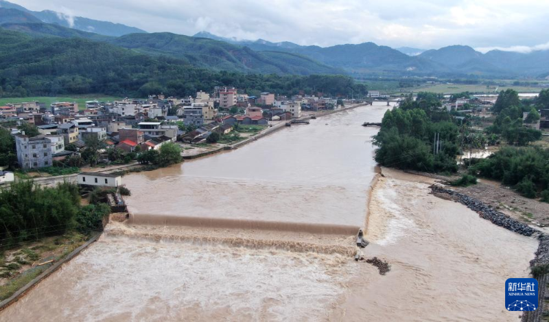 4月21日，流經(jīng)廣東省韶關(guān)市武江區(qū)的北江支流水流湍急(無人機照片)。新華社記者 盧漢欣 攝