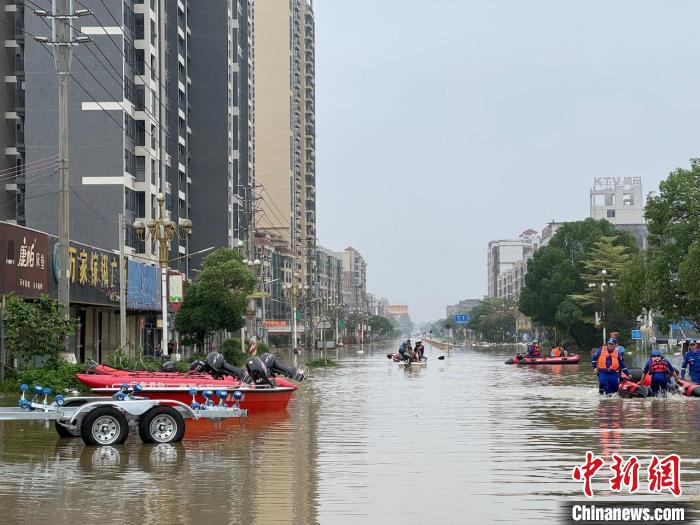 4月22日，清遠英德浛洸鎮(zhèn)救援現(xiàn)場。王堅 攝