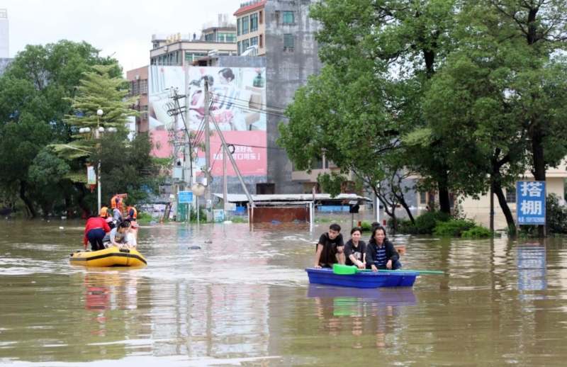 4月21日，廣東清遠英德市浛洸鎮(zhèn)居民在積水的道路上乘船出行。新華社記者 黃國保 攝