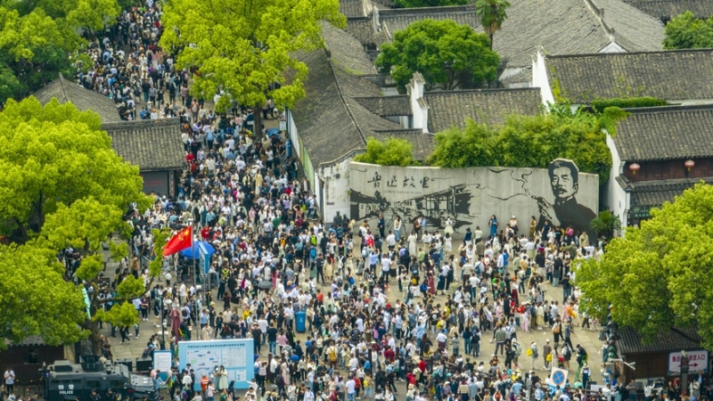 5月3日，游客在浙江省紹興市魯迅故里參觀游玩（無人機照片）。（圖源：新華社）