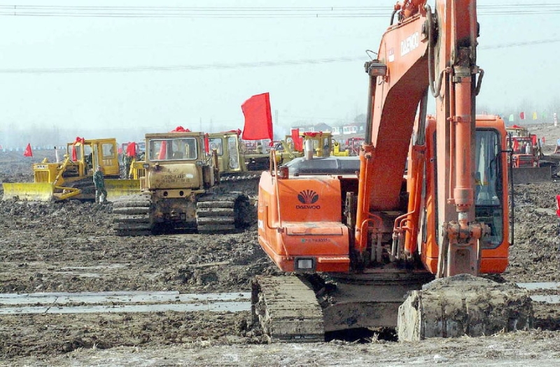 2002年12月27日，南水北調(diào)東線工程正式開工，工程機(jī)械在位于江蘇揚(yáng)州寶應(yīng)縣的潼河工地上投入施工。（圖源：新華社）