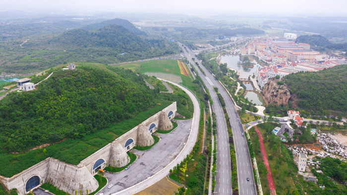 2022年5月24日拍攝的貴安新區(qū)華為云數(shù)據(jù)中心（道路右側(cè)）和騰訊貴安七星數(shù)據(jù)中心（道路左側(cè)）（無(wú)人機(jī)照片）。（圖源：新華社）