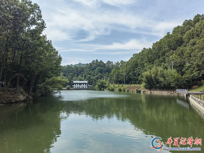 城關(guān)鎮(zhèn)草池灣美景。