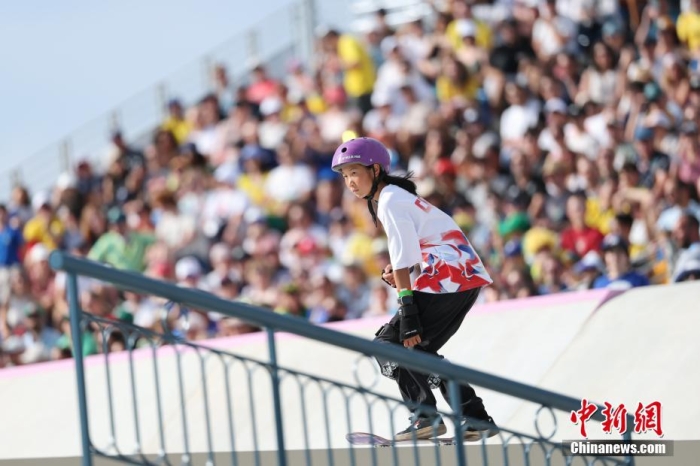 當(dāng)?shù)貢r間7月28日，巴黎奧運會滑板女子街式賽決賽在巴黎協(xié)和廣場進行，中國14歲小將崔宸曦以241.56分的成績排名第四，創(chuàng)中國滑板奧運最好成績。圖為崔宸曦在比賽中。<a target='_blank' href='/'>中新社</a>記者 盛佳鵬 攝