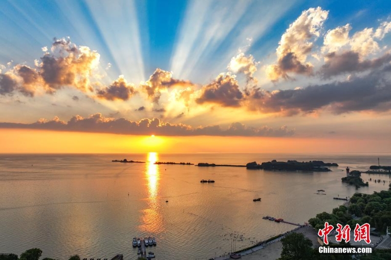 8月4日傍晚，江蘇淮安，航拍洪澤湖夕陽美。洪澤湖清淡平靜的湖水，“孕育”出了豐富的水產(chǎn)資源和富有特色的旅游資源。（無人機(jī)照片）