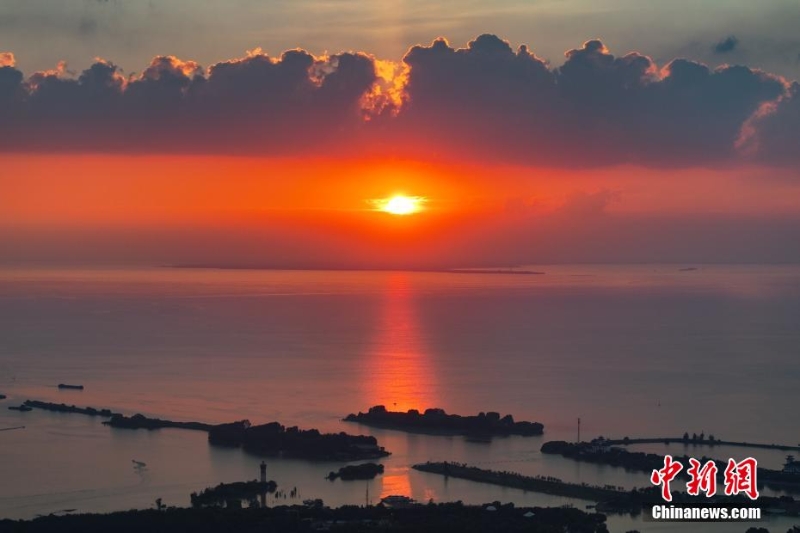 8月4日傍晚，江蘇淮安，航拍洪澤湖夕陽美。洪澤湖清淡平靜的湖水，“孕育”出了豐富的水產(chǎn)資源和富有特色的旅游資源。（無人機(jī)照片）