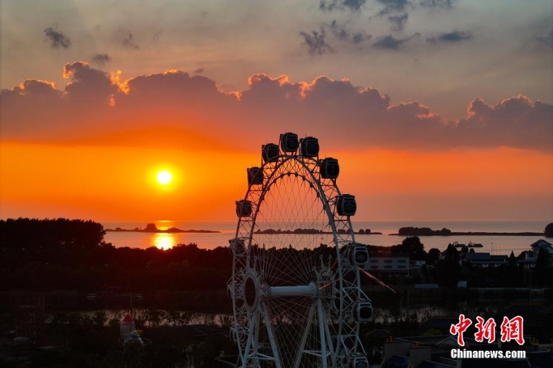 8月4日傍晚，江蘇淮安，航拍洪澤湖夕陽美。洪澤湖清淡平靜的湖水，“孕育”出了豐富的水產(chǎn)資源和富有特色的旅游資源。（無人機(jī)照片）