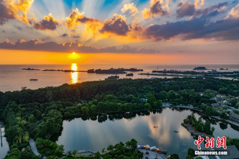 8月4日傍晚，江蘇淮安，航拍洪澤湖夕陽美。洪澤湖清淡平靜的湖水，“孕育”出了豐富的水產(chǎn)資源和富有特色的旅游資源。（無人機(jī)照片）