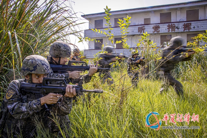 1、武警官兵在戰(zhàn)術(shù)訓(xùn)練中協(xié)同搜索前進。劉晨 攝_副本