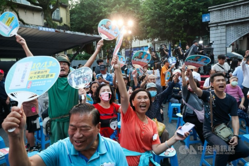 臺灣基隆市長謝國梁罷免案10月13日舉行投票，支持者聚集國民黨基隆市黨部，為謝國梁加油打氣。（圖源：臺灣“中央社”）