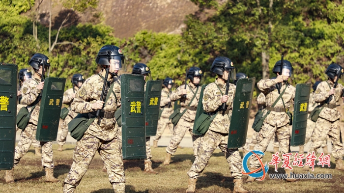 8 官兵整齊列陣、氣勢如虹。張煜梁攝_副本