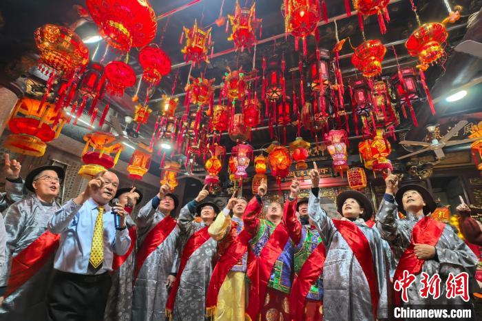 2月12日晚，閩臺(tái)東石燈俗活動(dòng)在福建省晉江市東石鎮(zhèn)嘉應(yīng)廟舉辦。圖為兩岸民眾同數(shù)一宮燈。中新網(wǎng)記者 孫虹 攝